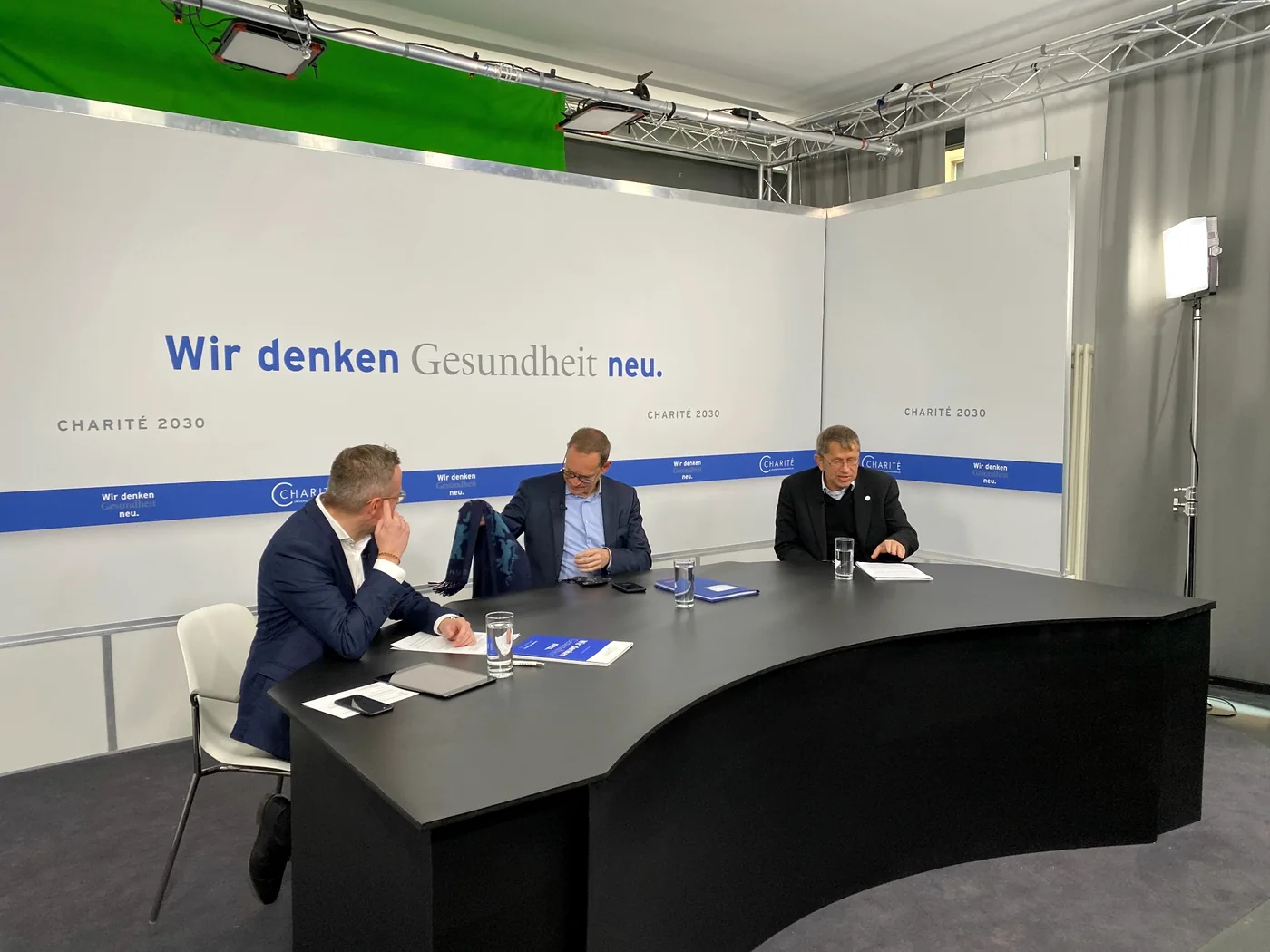 Pressekonferenz der Charité im Studio mit Müller