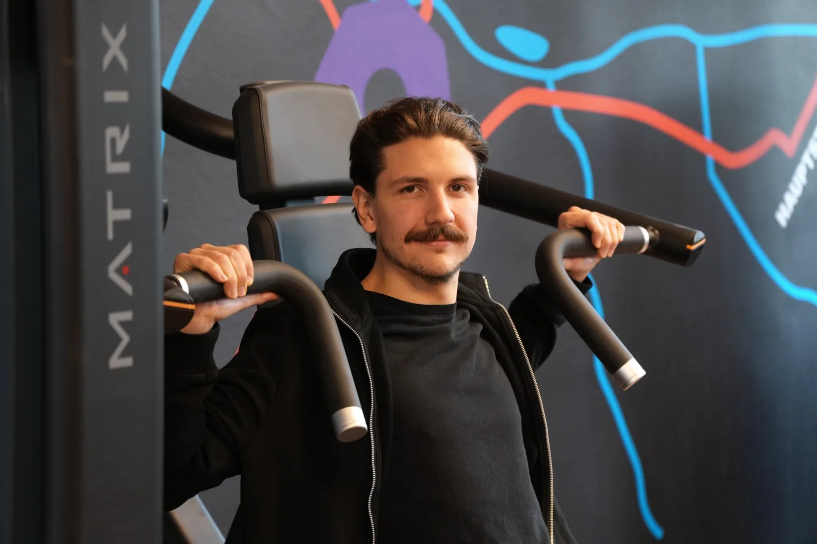 Marco im FITOMAT-Studio am Trainingsgerät